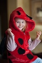Flauschige Kinderweste in Rot mit Marienkäfermotiv, Kapuze. Unterhaltsam (S/M)